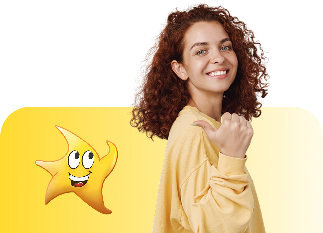 Mulher sorridente com cabelo cacheado e blusa amarela indicando com o polegar para uma estrela animada amarela com olhos e boca sorridente.