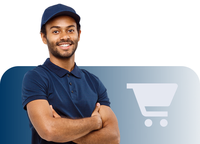 Homem sorridente usando boné e camisa polo azul escuro, com braços cruzados ao lado de ícone de carrinho de compras.